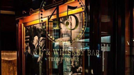 川普大厦里开了家“川普酒吧”？价格奇高装修迷惑，却有人超想去