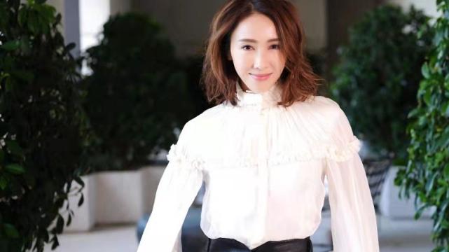 口红 50岁黎姿状态真好！素颜出镜皮肤白皙细腻，穿运动装坐豪艇游玩
