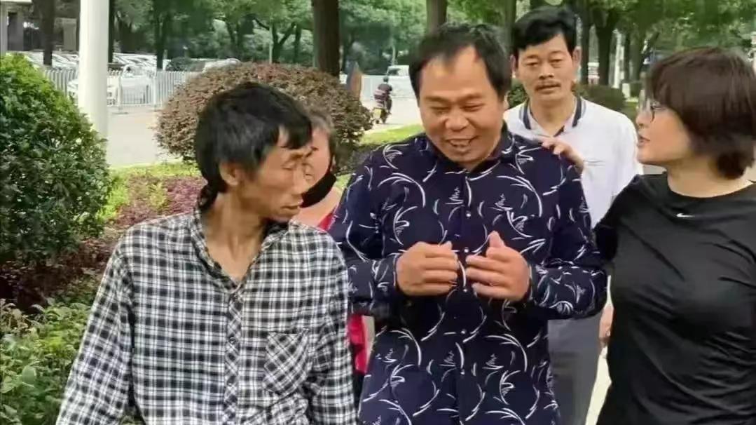 护肤 袁立从女神变大哥，与男士勾肩搭背不顾形象，黑T随性但短发邋遢