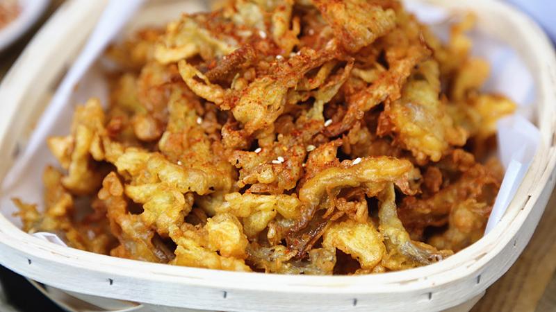 蘑菇|炸蘑菇到底要不要焯水？掌握正确做法，保证蘑菇又香又酥脆