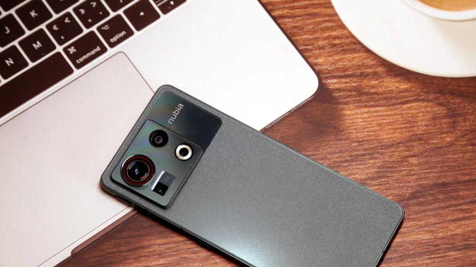 iqoo10|高人气骁龙8+手机，努比亚Z40S Pro和iQOO 10到底该选择谁？