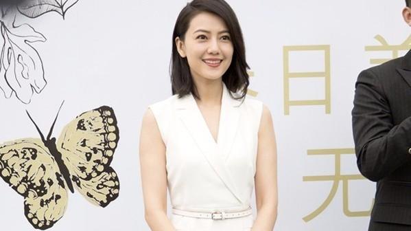 防晒 高圆圆罕见失误，“奶奶烫”发型瞬间显老15岁，有女神脸也扛不住