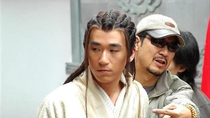 张国立|张国立儿子近照曝光，胡子拉碴街头玩滑板，开70万豪车享惬意生活