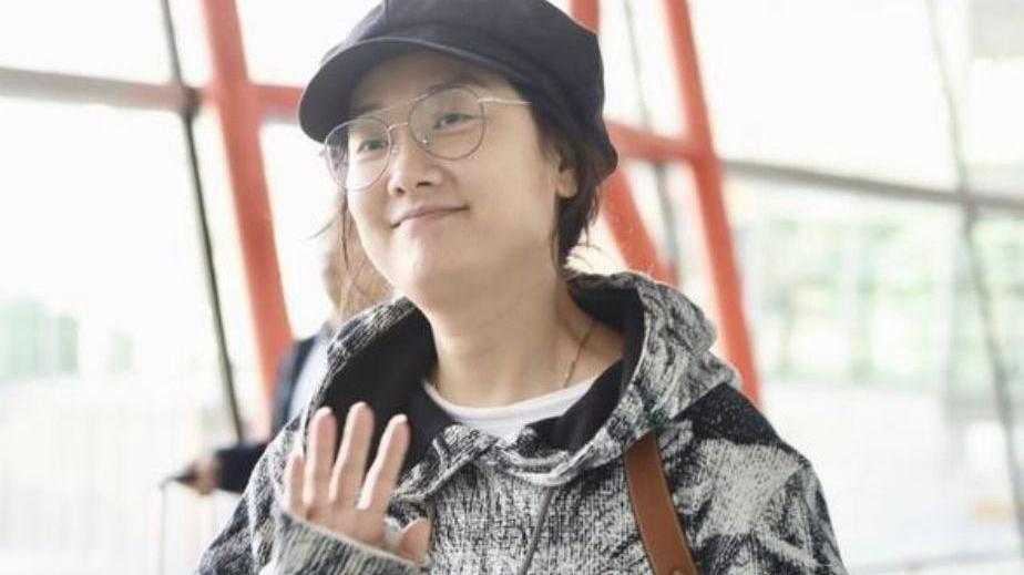 发饰|“凤凰传奇”玲花走机场，素面朝天手拎保温杯，中年女人真实模样