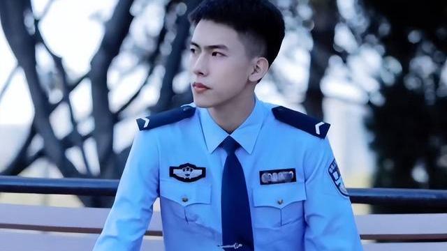 王一博|中国人民公安大学“校草”火了，长得英气十足，意外撞脸王一博
