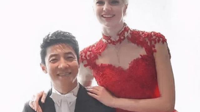 撒贝宁|二胎实锤？撒贝宁一家公园野餐，李白小腹微凸腿长及老公腰疑怀孕