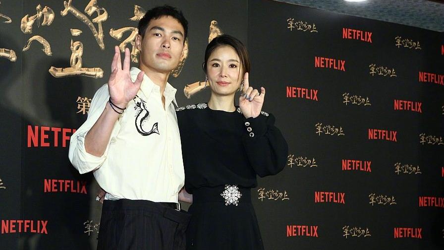 林心如|46岁林心如变化大，出席活动笑出一脸褶子，站在人群C位派头十足