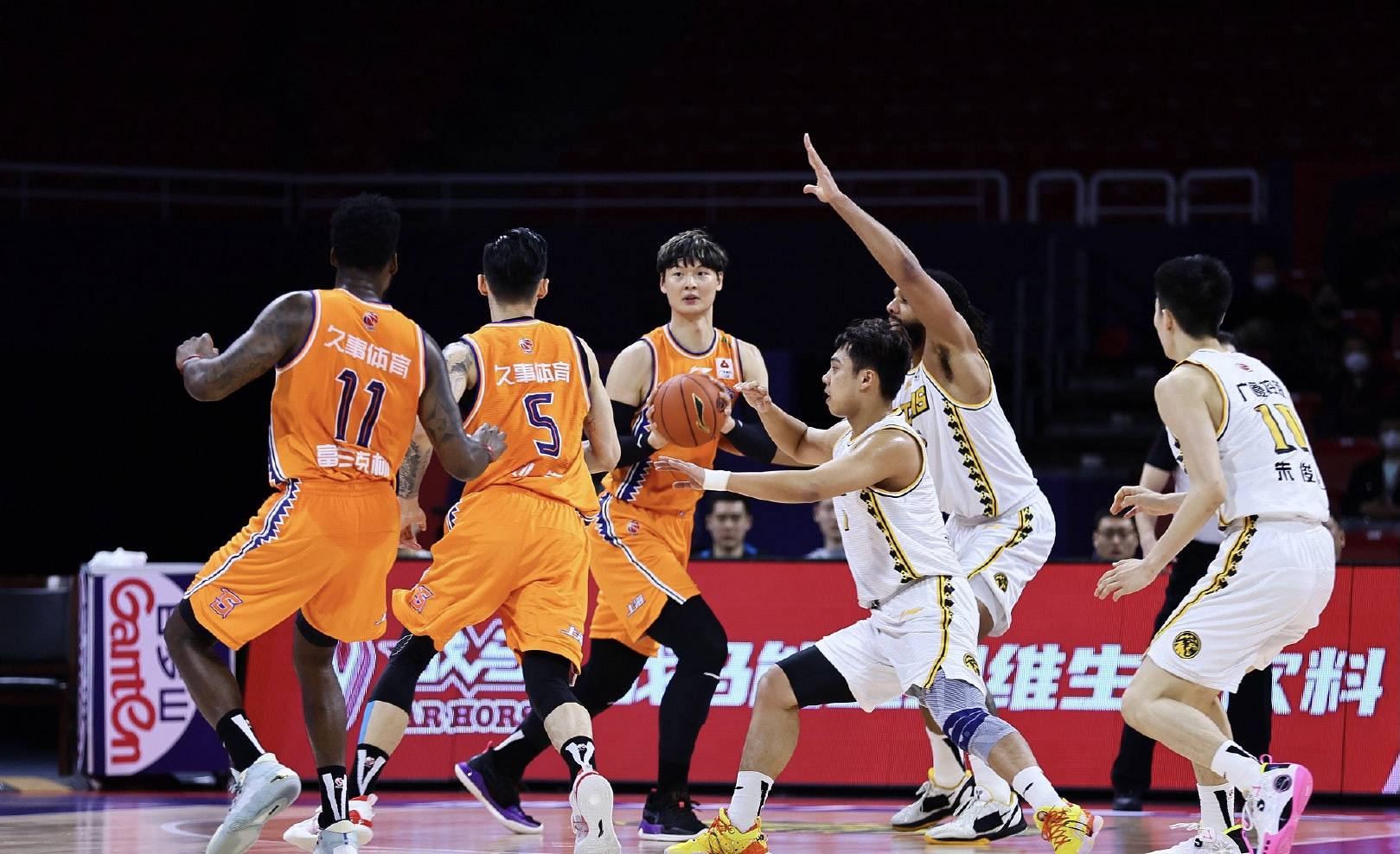 上海男篮|2-0！2-0！CBA总决赛球队出炉了？李春江拥抱杜锋，师徒二人无奈