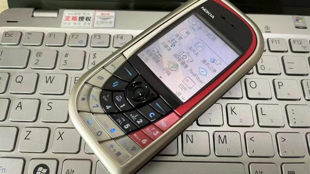诺基亚|曾经红遍全球的诺基亚“柳叶刀”，如今沦为70元电子垃圾