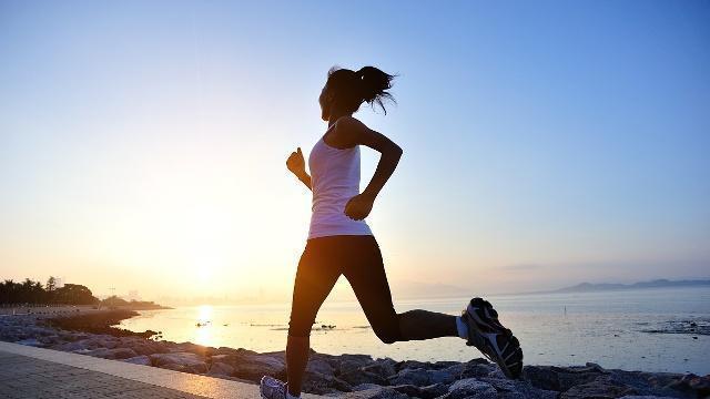 跑步|那些坚持早上跑步、做饭，冲澡之后，再去上班的人会出现哪些变化