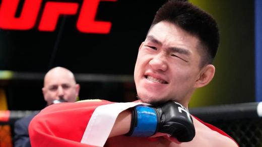 宋亚东|126秒KO！宋亚东创造历史，身披国旗+抹脖子庆祝，UFC官方盛赞