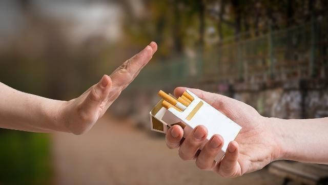 睡眠|常抽烟的人，当心睡觉时出现三个征兆，说明器官在“苦求”你戒烟