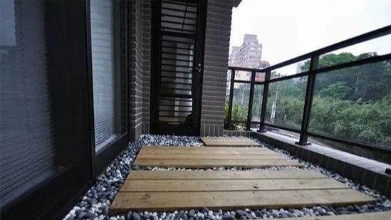 越来越多人阳台都不铺瓷砖了，有钱人都这种铺，效果好10倍！