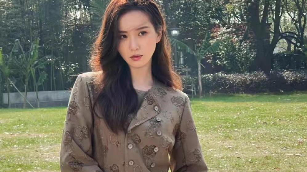 刘诗诗|刘诗诗春日出游大片释出，咖啡色刺绣西装出镜，温柔又贵气
