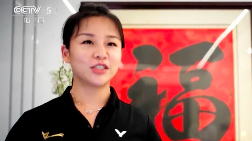 国羽|世界冠军露面变化大！退役3年后回国羽任教，笑眼弯弯夸赞陈雨菲