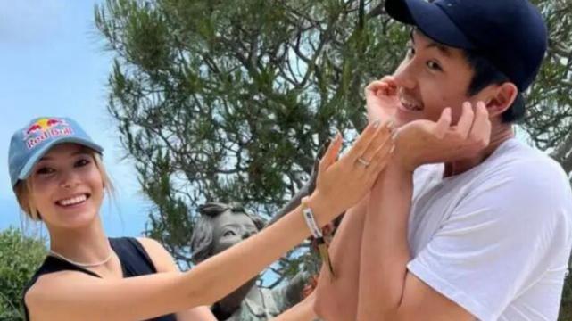 谷爱凌|豪放！谷爱凌玩疯了，左右手各搂1男生，与金发小伙拍情侣照