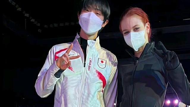 张伯伦|羽生结弦和莎莎动作亲密！羽生把可爱的莎莎一顿夸，莎莎太幸福了