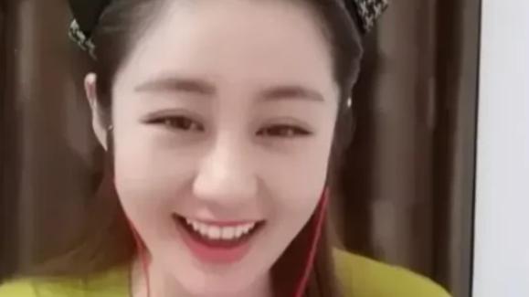 短发 谢广坤深夜帮儿媳妇直播间增人气，1800人观看立马飙升3000多