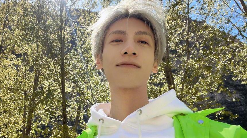 罗云熙|罗云熙秀近照，一头银发阳光帅气，粉丝不淡定了