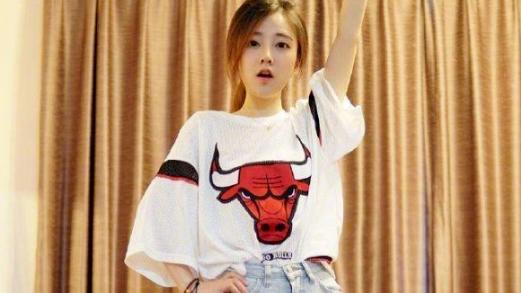 冯提莫|“跳皮筋”的6厘米牛仔裤，冯提莫再现奇葩风采，网友：爱了！