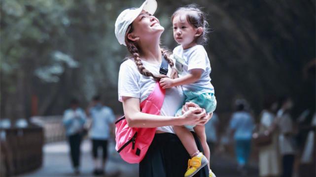 应采儿|应采儿带娃出游，单手抱娃挤出小肚腩，hoho与哥哥争宠表情萌翻