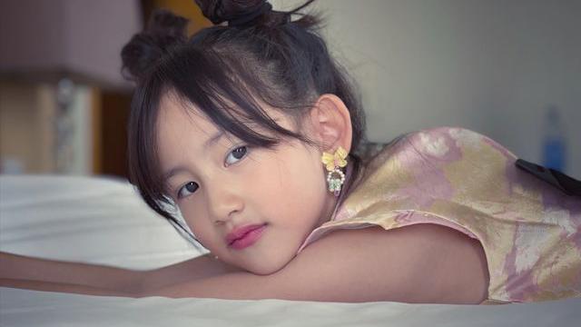 黄磊|黄磊二女儿近照曝光，比姐姐黄多多五官更精致，大长腿姑娘没错了