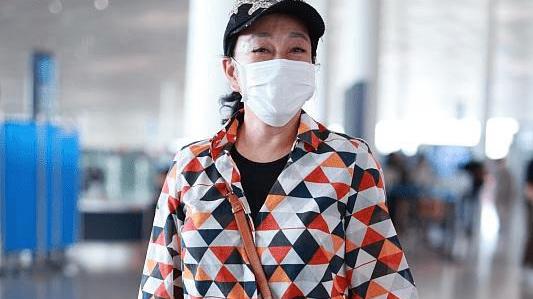 |刘晓庆是看开了，走机场终于不装面对现实，满脸皱纹很自然真实