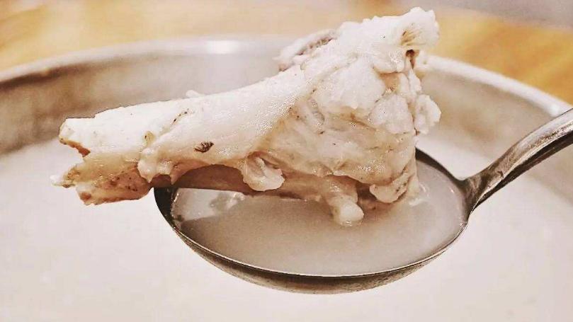 烙饼|熬大骨汤时，记住“两不放”！骨汤熬好很白净，无杂质无腥味