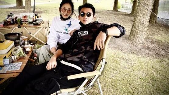 苗苗|苗苗私下爱穿浅色，休闲搭配温柔又甜美，难怪郑恺这么喜欢