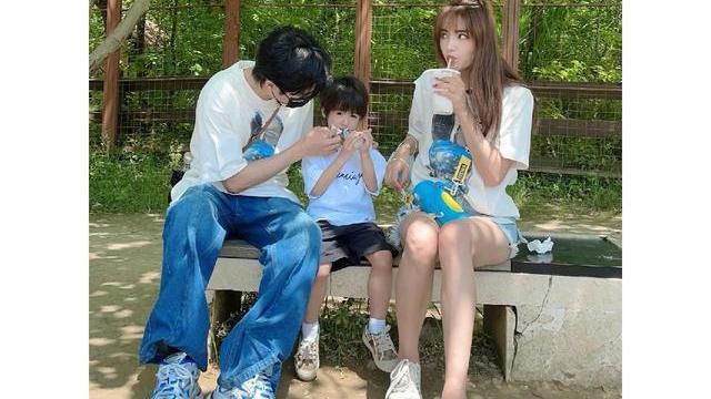 电影|麦迪娜和姜潮拍可爱合影，带儿子出门玩，妈妈辛苦爸爸负责玩