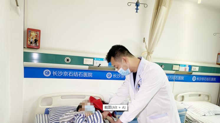 疾病|男子常年采用偏方“治”结石，不料结石堵住尿道引发剧痛