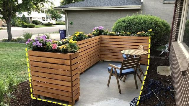 分出小院6空间，用1.2m木板花坛围起来，打造庭院休闲角，惬意