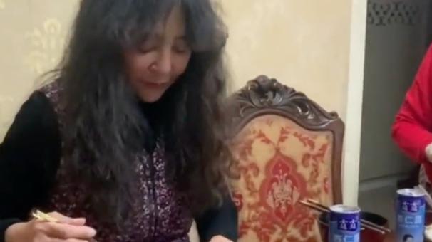 面包|58岁李勤勤穿花棉袄生吃菜叶！把菜放桌上不嫌脏，桌上摆满鱼虾蟹