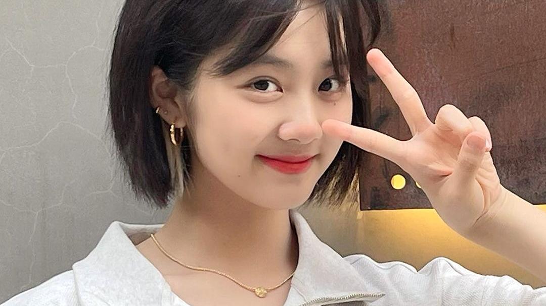 黄忆慈|黄多多晒近照，挑染短发，气质清冷，建议打包进组青春小说女主