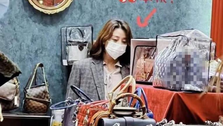 殷桃|42岁殷桃私下逛街被偷拍！身材火辣气场十足，素颜买二手包好节俭