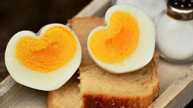 鸡蛋|“开水冲鸡蛋”滴香油，坚持喝，身体会咋样？消化科主任说出答案