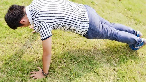 俯卧撑|男人每天坚持做俯卧撑，几个好处不请自来，每次做多少个比较好？