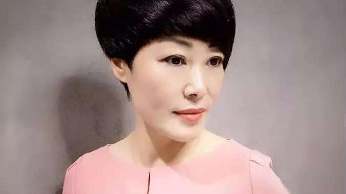 化妆 50岁的女人头发太多，适合什么发型？9款清爽减龄的发型，超好看
