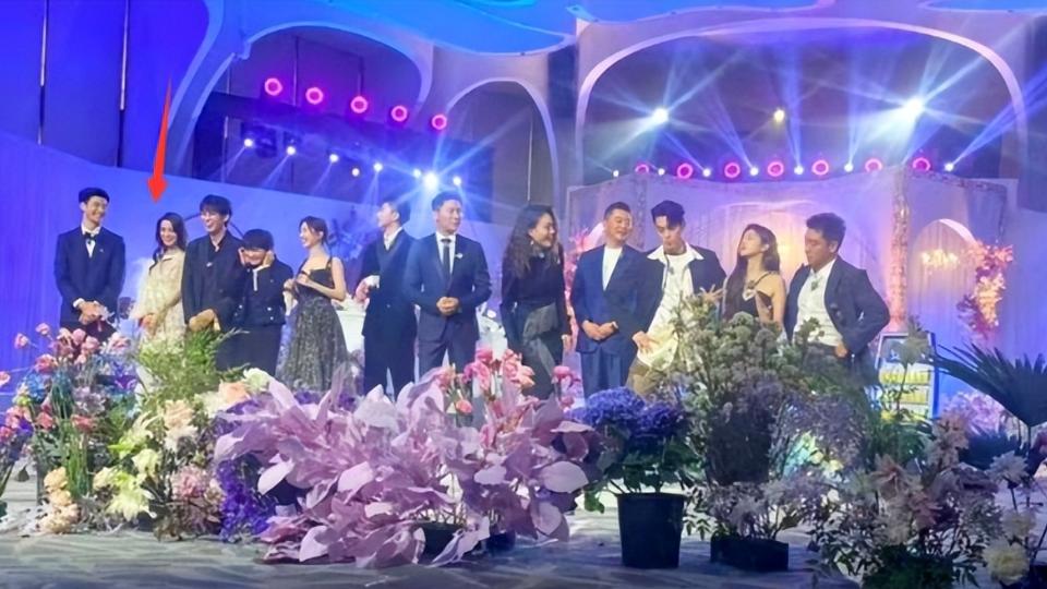 当红女星|baby疑似节目中再遭孤立？拍摄路透图曝光，网友: 她做啥了？