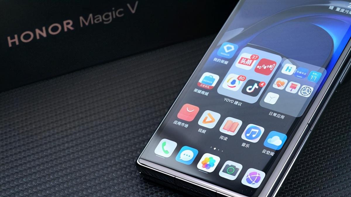 折叠屏|荣耀折叠屏手机“供不应求”！线下渠道加价1000元起步