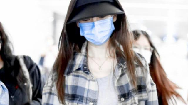 明星素颜|Baby穿拖鞋现身机场，素颜眼睛超大，手拎110万包包引瞩目