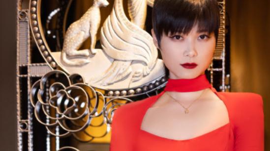 李宇春|李宇春形象大变不敢认！穿中国红亮相东方卫视春晚，尽显十足女人味