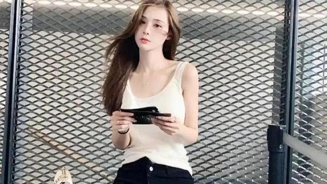 具俊晔|手滑？张颖颖点赞大S具俊晔“新瓜”，疑似夫妻二人带孩子去海边游玩