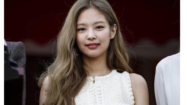 金智妮|丝毫不受影响，Jennie金泰亨约会传言后首次亮相，洋溢着灿烂笑容