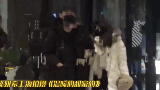 陈晓|陈晓探班陈妍希，酒店楼下大撒狗粮，女方脸上泛油浮肿状态差