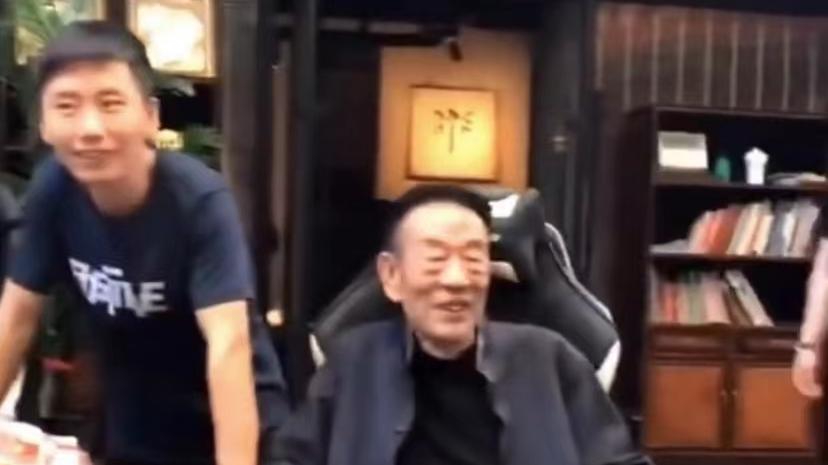 郭德纲|郭德纲带西瓜看望杨少华，弯腰低头显谦卑，杨议吞云吐雾架势足