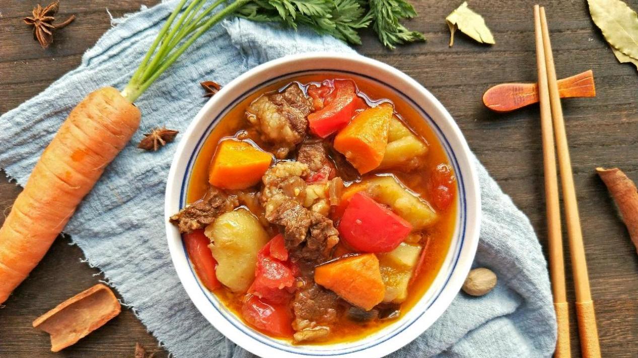 牛杂|番茄土豆炖牛腩，汤汁浓郁，鲜香入味，连吃3碗饭，新手也能0失败