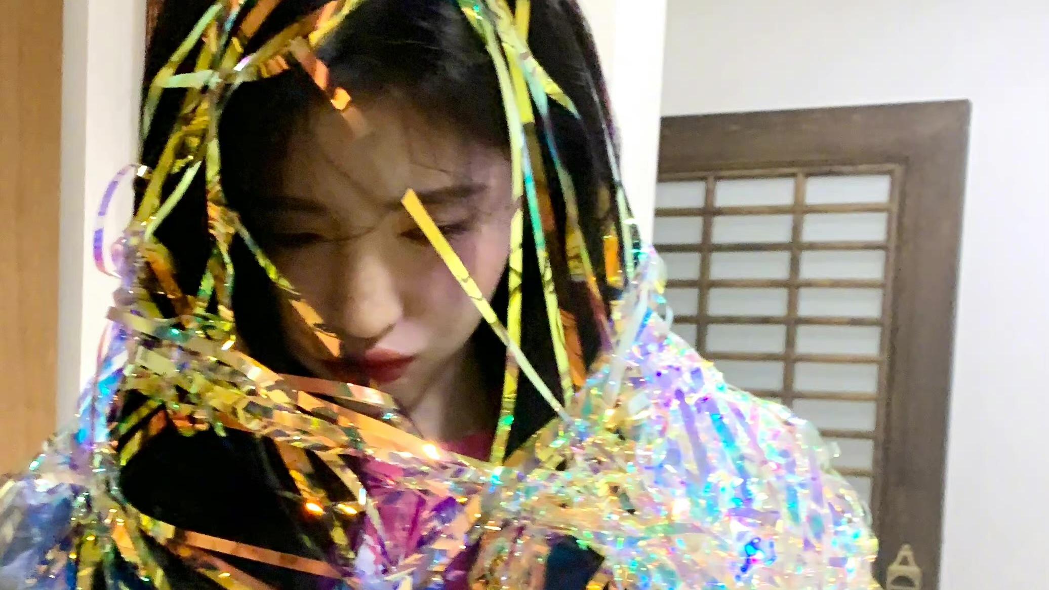 鞠婧祎|鞠婧祎新歌花絮写真，认真玩彩带，发量太令人羡慕了