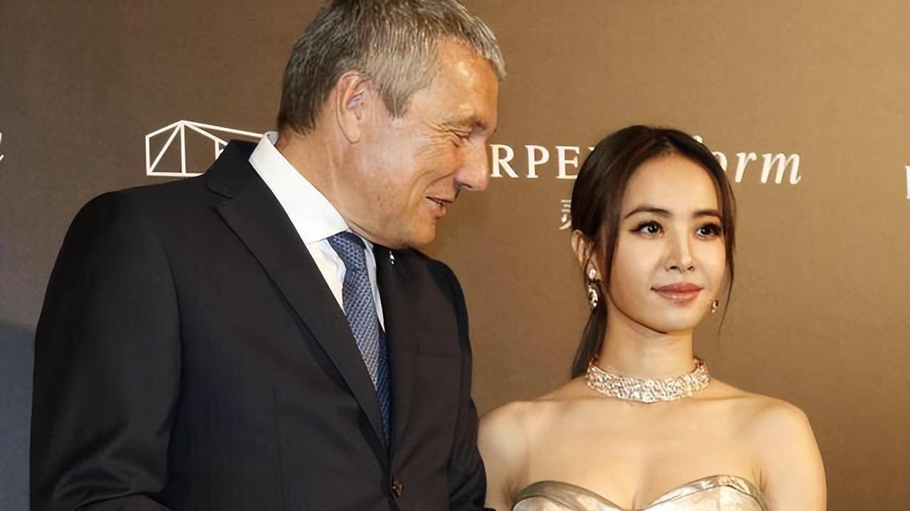 蔡依林|蔡依林台上合照时想挽住金主的手，金主迷离的眼神很是尴尬！