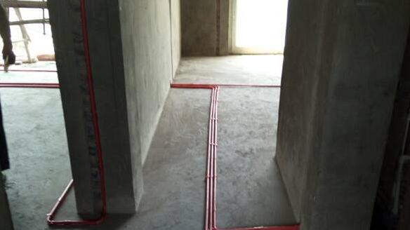 一个不留神, 水电师傅把电线水管铺成了这样子，把家都毁了！